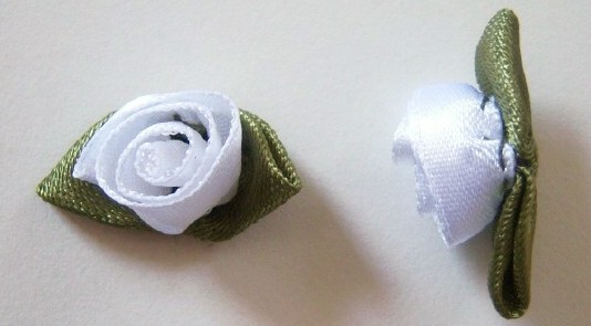 White Coil Rose/Moss 1 1/4" Loop